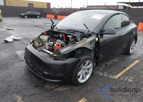 2024 Tesla Model Y Long Range Dual Motor All-Wheel Drive/Rwd z USA, uszkodzony, nr VIN 7SAYGDED2RF044228